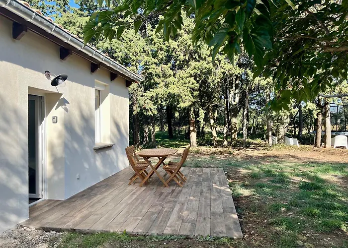 Maisonnette Avec Petite Foret