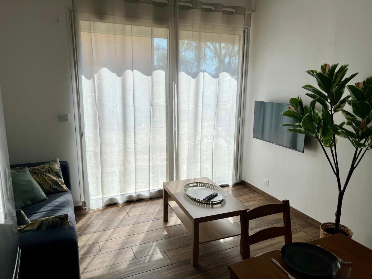 Maisonnette Avec Petite Foret *