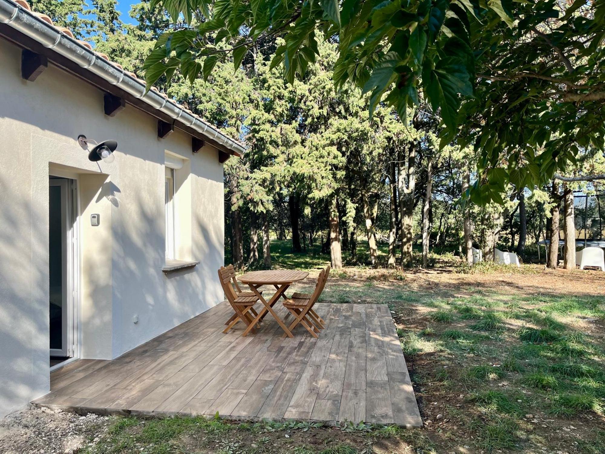 Maisonnette Avec Petite Foret